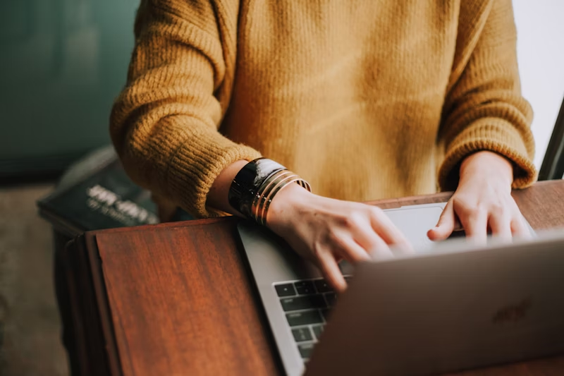 User shopping on an intuitive e-commerce application